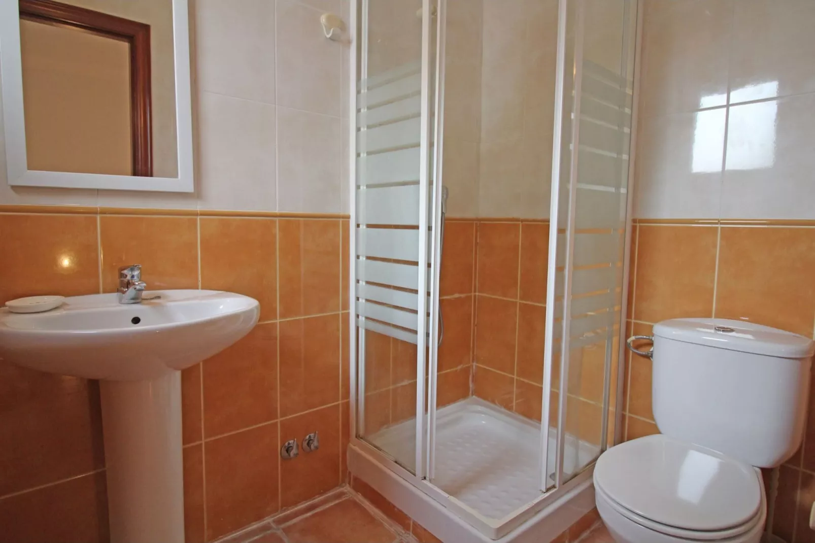 Modern vakantiehuis met privé zwembad in Empuriabrava, Spanje-Badkamer
