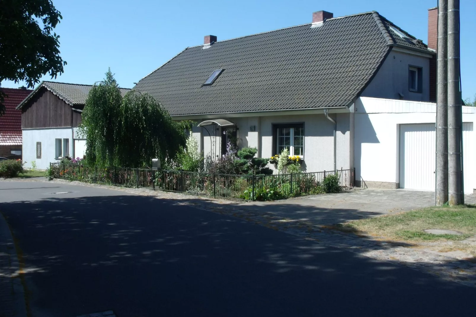 Seestrasse in der Mecklenburgischen Schweiz-Buitenkant zomer