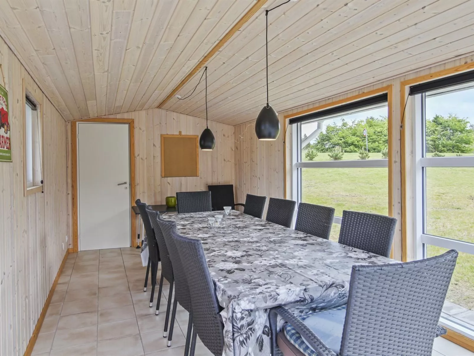 "Vojdan" - 2km from the sea-Binnen