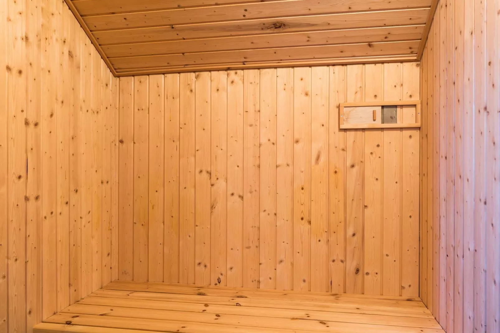 Rustieke Cottage met Spa and Sauna-By Traum-Sauna