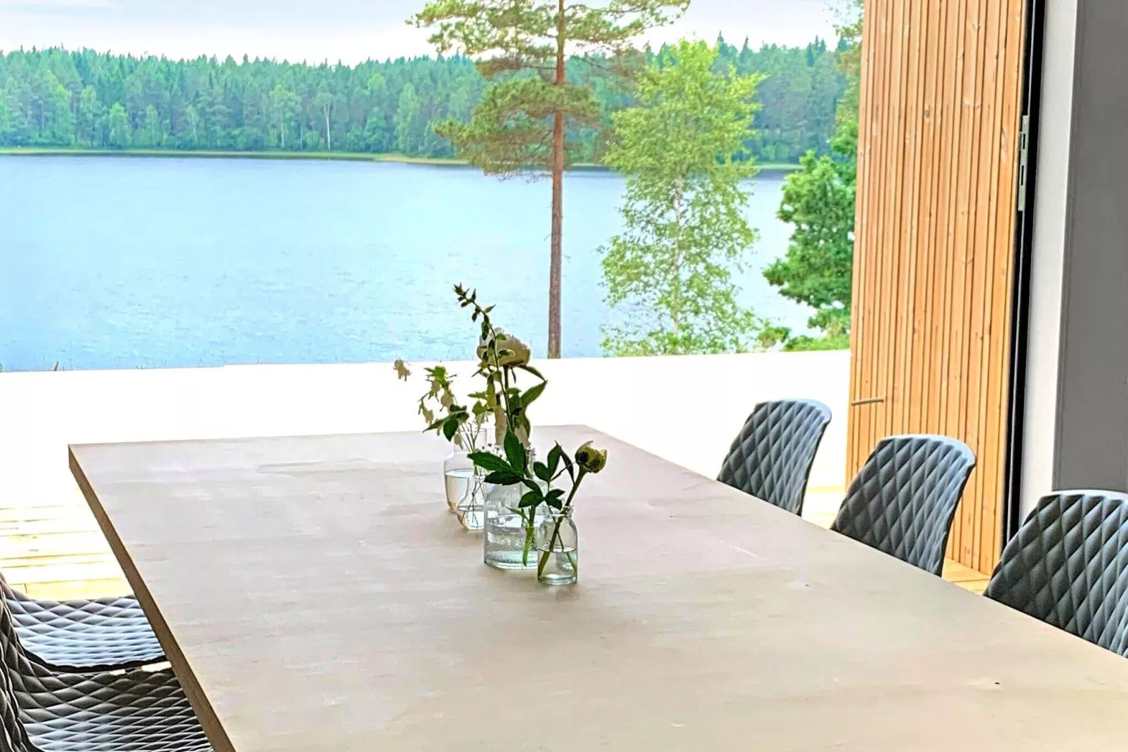 Moderne Lakeside Retreat-By Traum