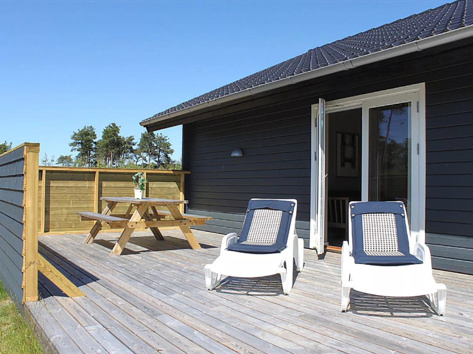 "Ellie" - 300m from the sea-Buiten