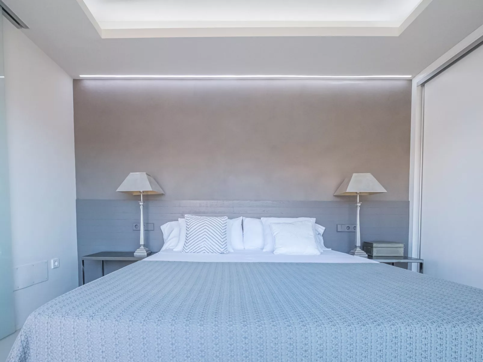 Attic Sea Views-Binnen