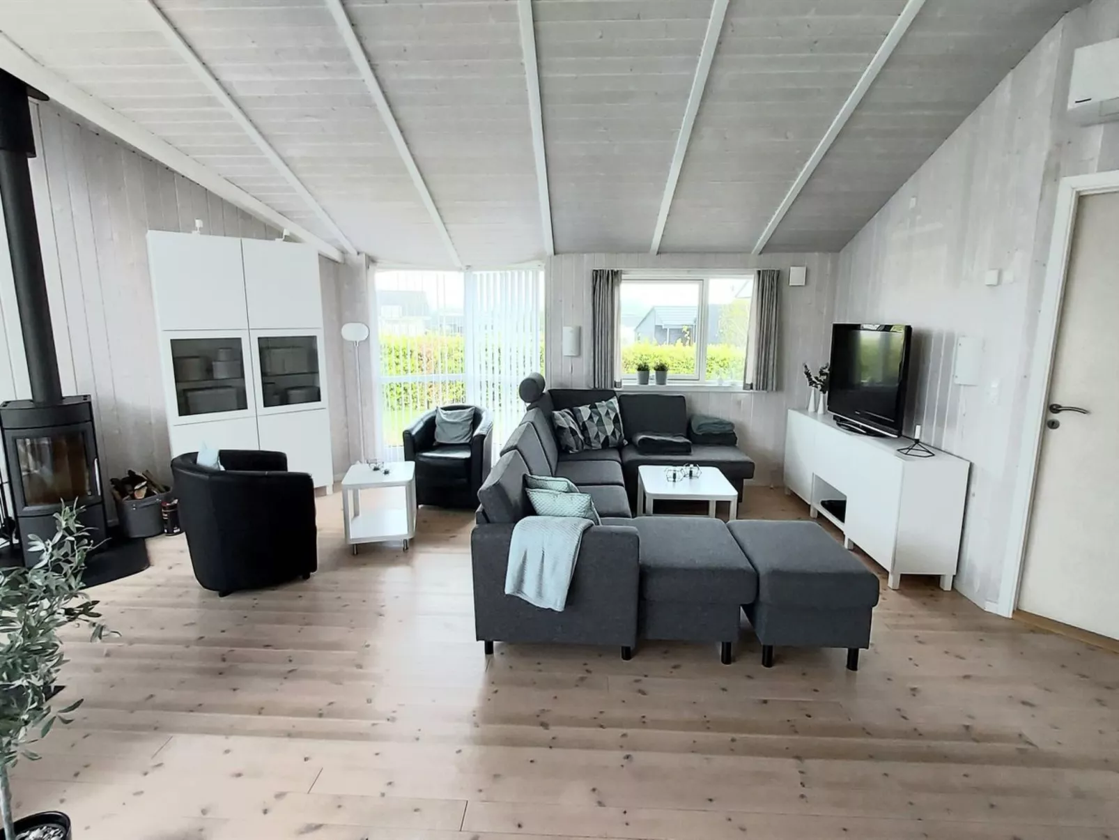 "Arnod" - 400m from the sea-Binnen