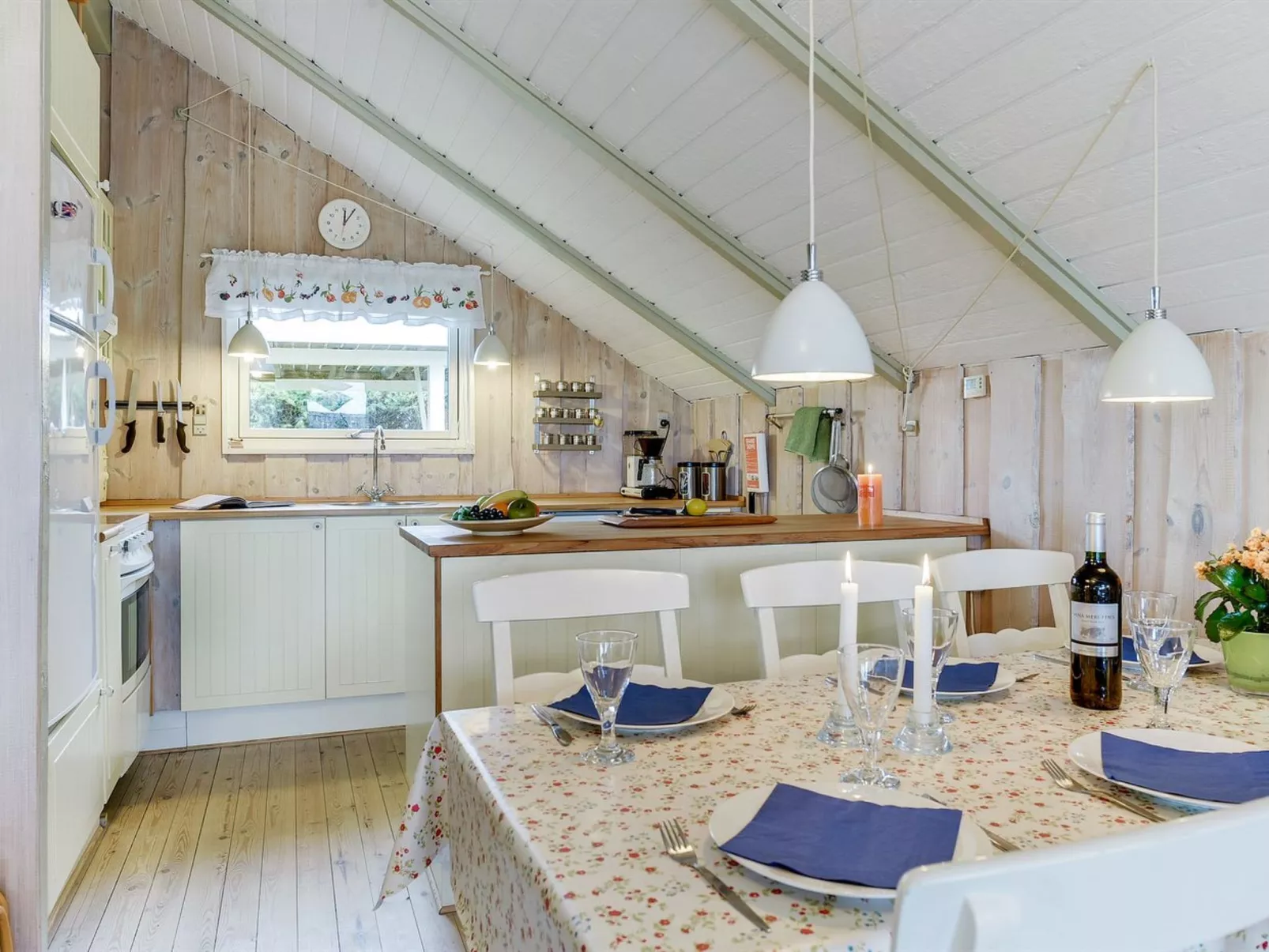 "Hjalmine" - 250m from the sea-Binnen