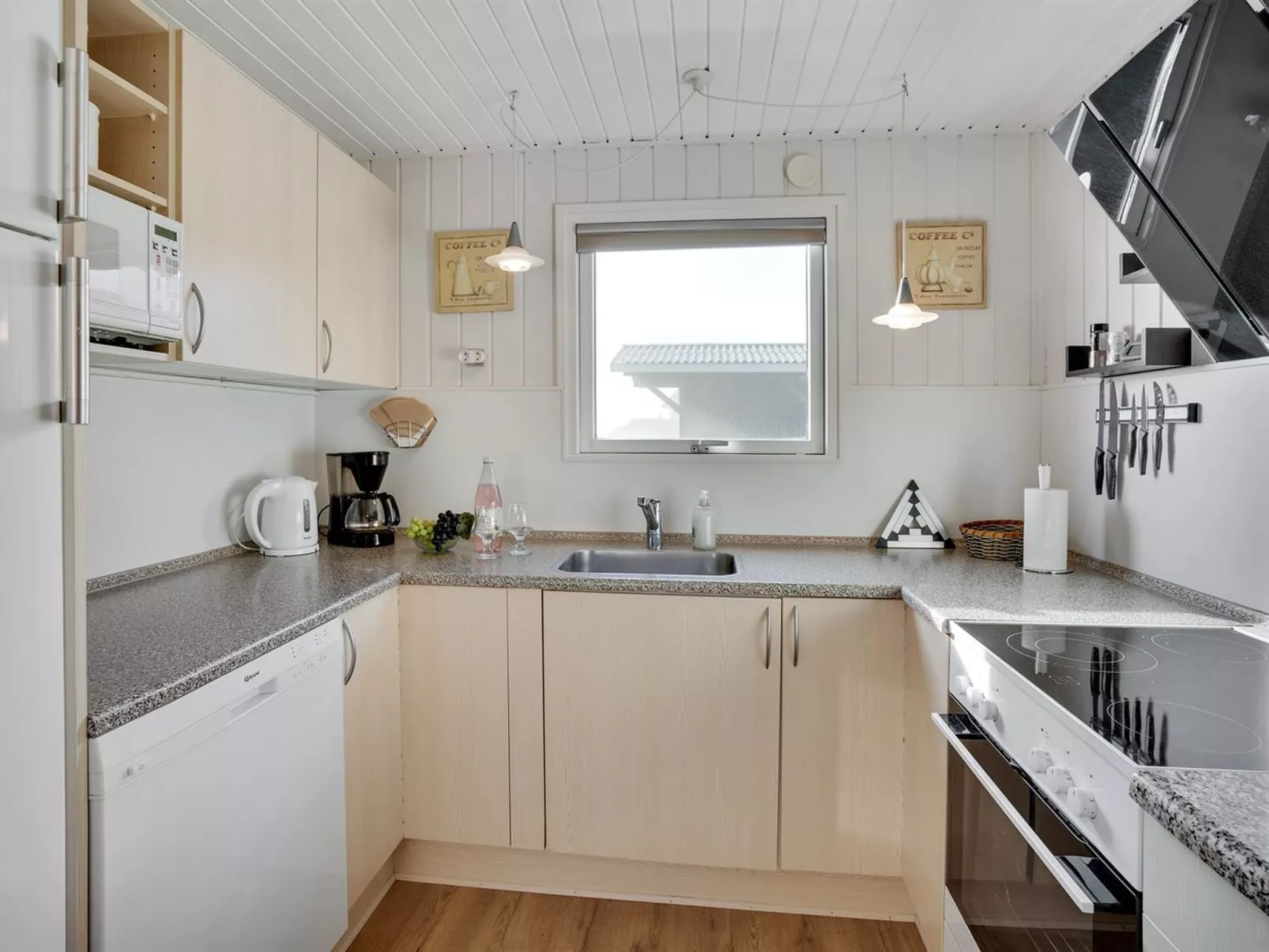 "Lill" - 50m from the sea-Binnen