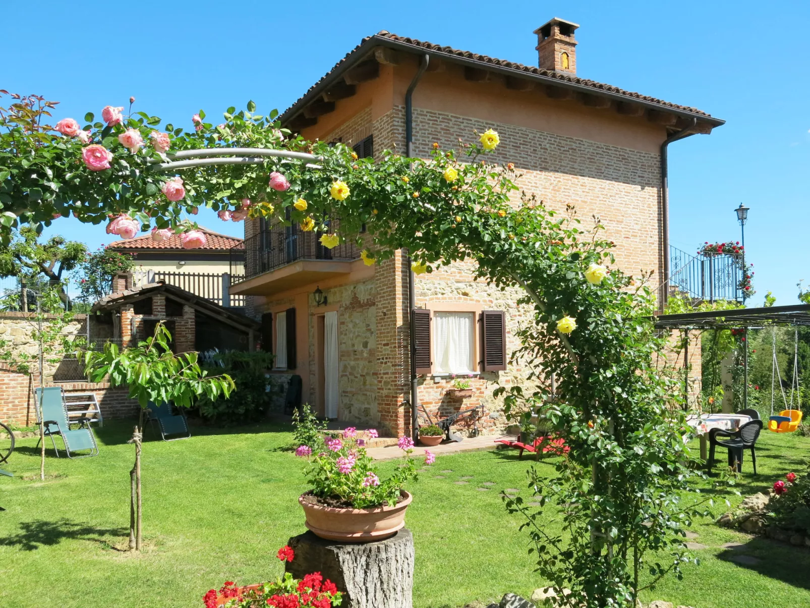 Bricco dei Ciliegi-Buiten