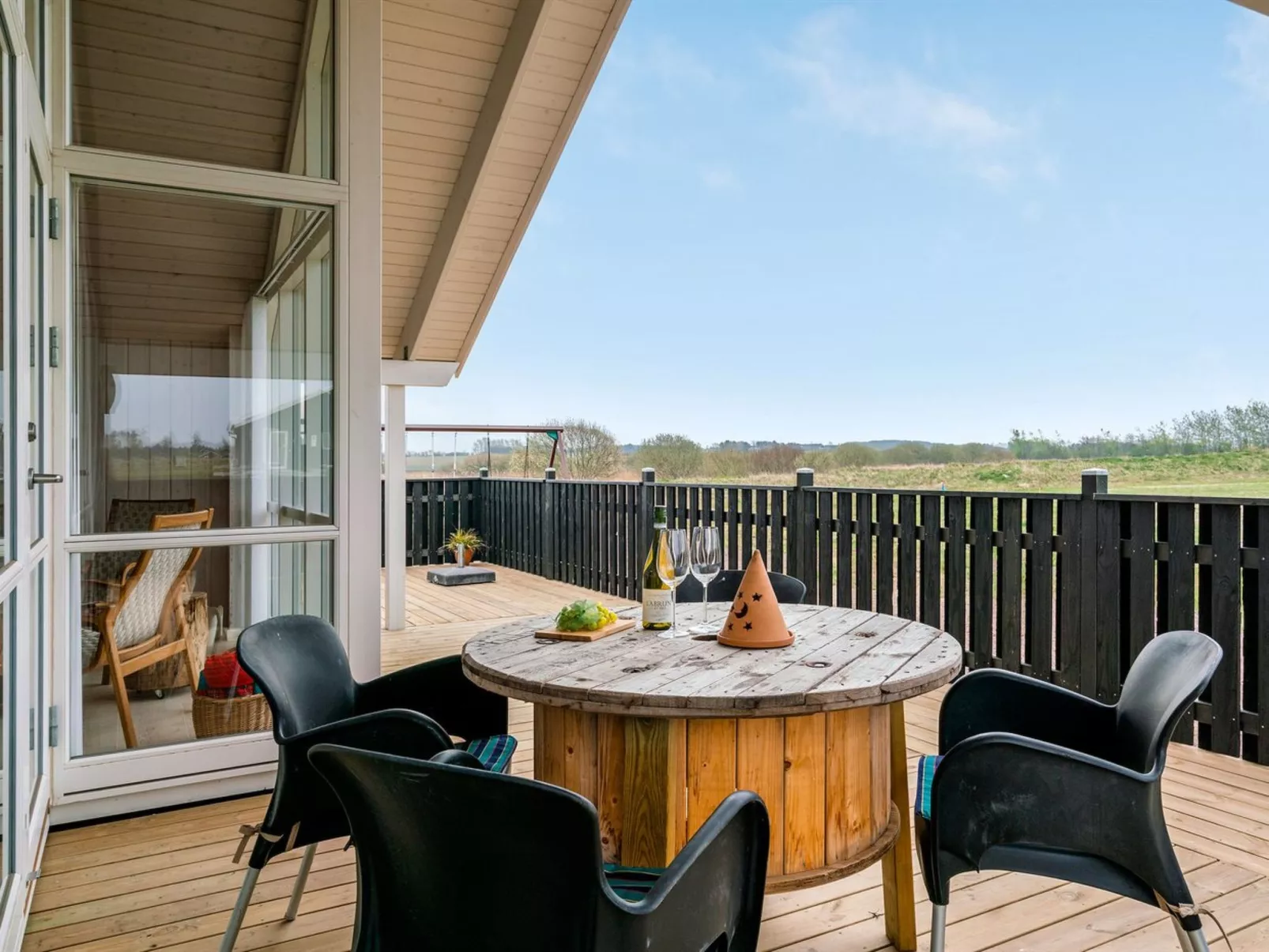 "Mirkka" - 1.5km from the sea-Binnen