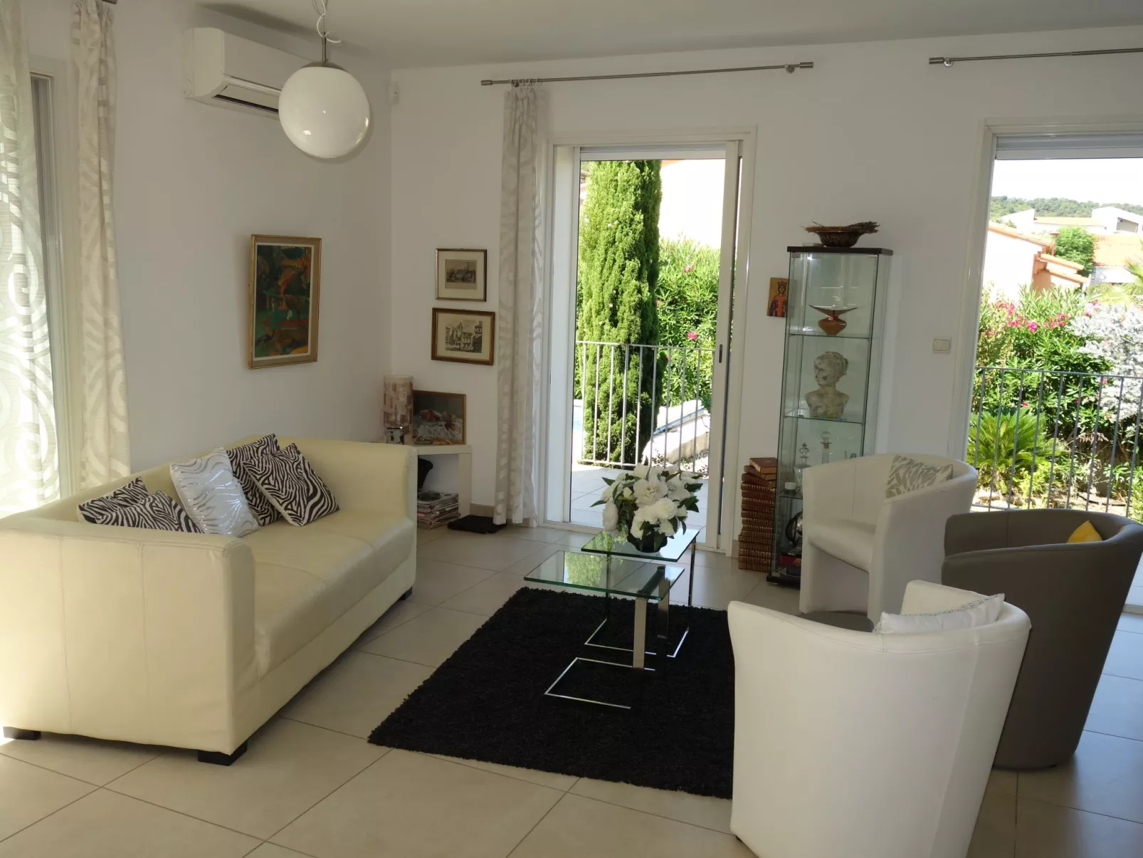 Villa Montes-Binnen