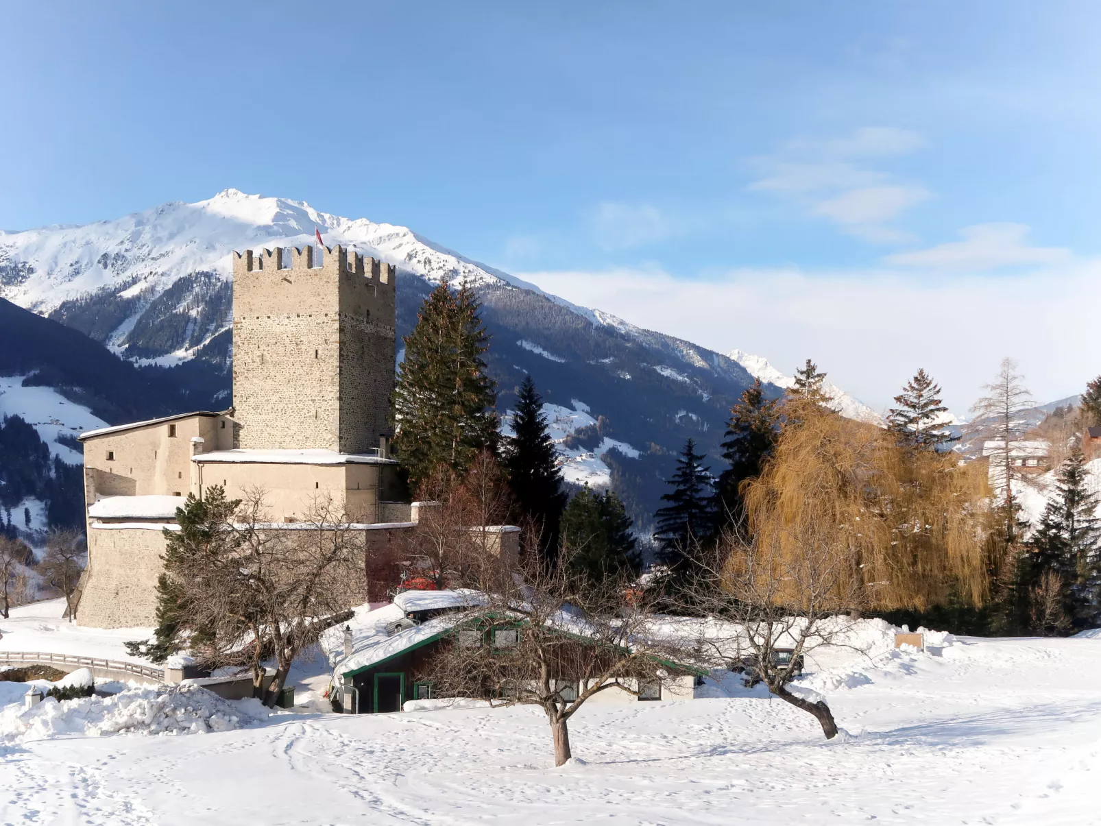 Burg Biedenegg mit Schlosscafé-Buiten