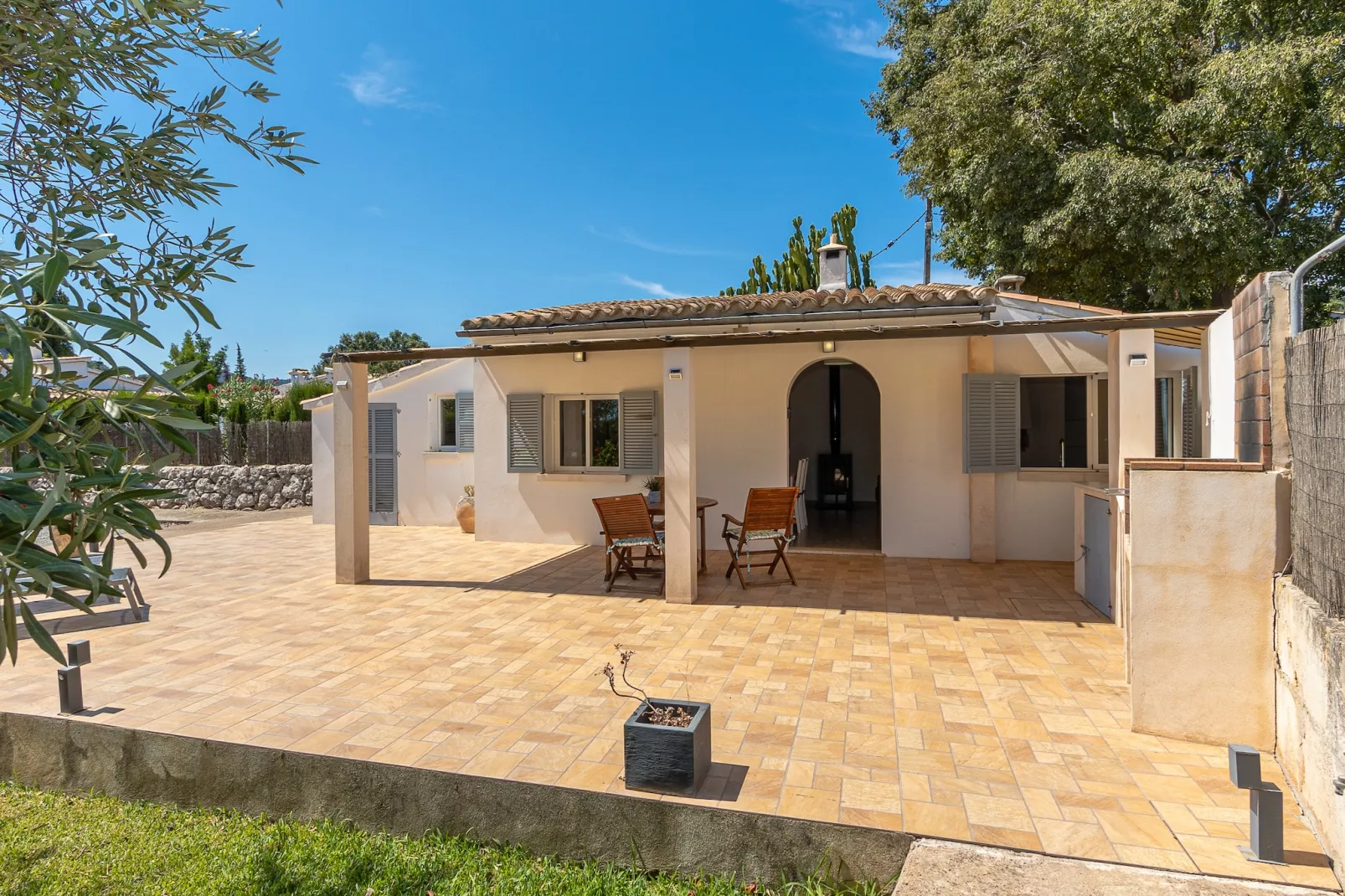 VILLA LES OLIVERES PETITES DE UN DORMITORIO-Tuinen zomer