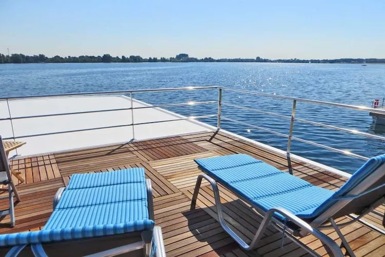 Floating 44 / Boot 2 / 3 Personen-Terrasbalkon