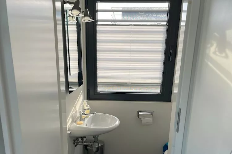 Floating 44 / Boot 4 / 4 Personen-Badkamer