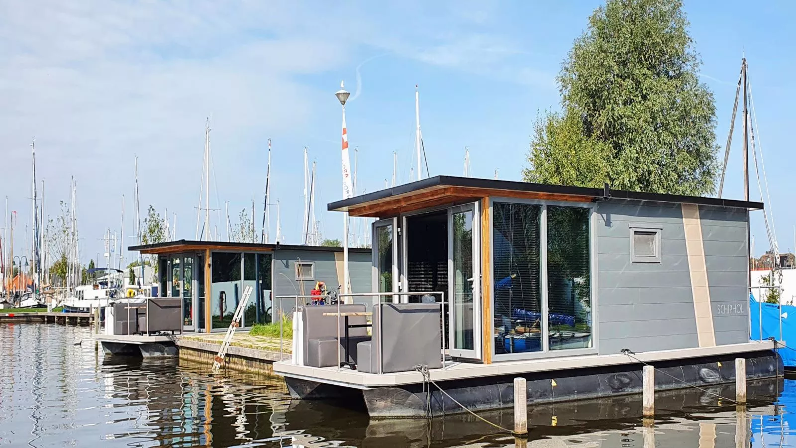 Floating in Heeg-Buitenkant zomer