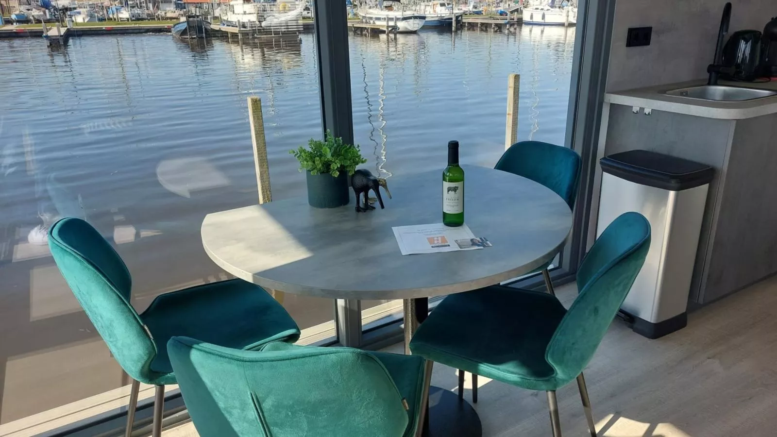 Floating in Heeg-Binnen