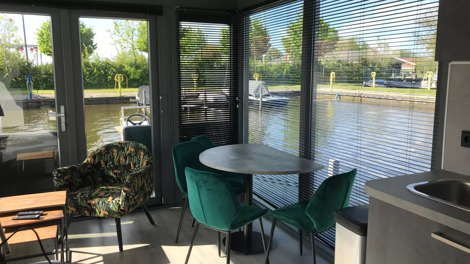 Floating in Heeg-Binnen