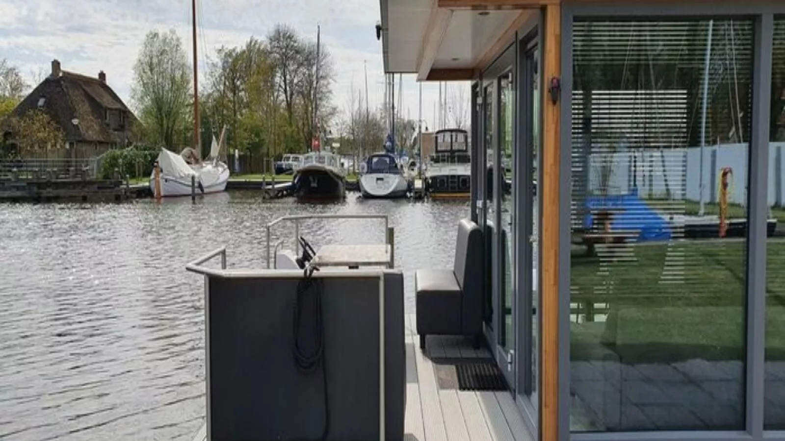 Floating in Heeg-Buitenkant zomer