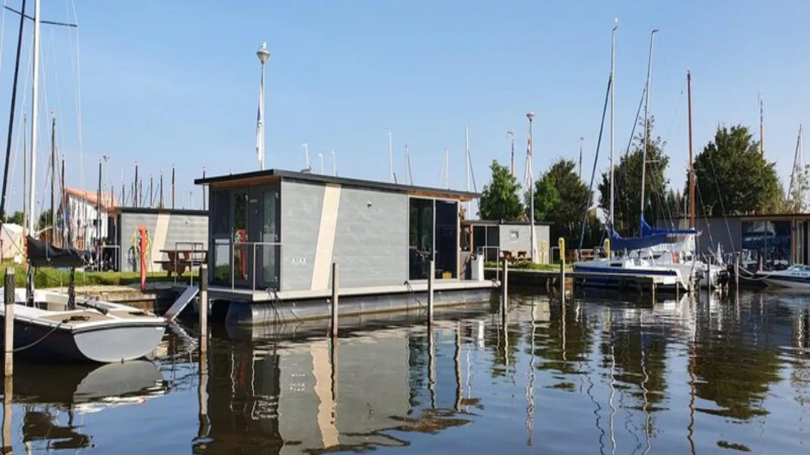 Floating in Heeg-Buitenkant zomer