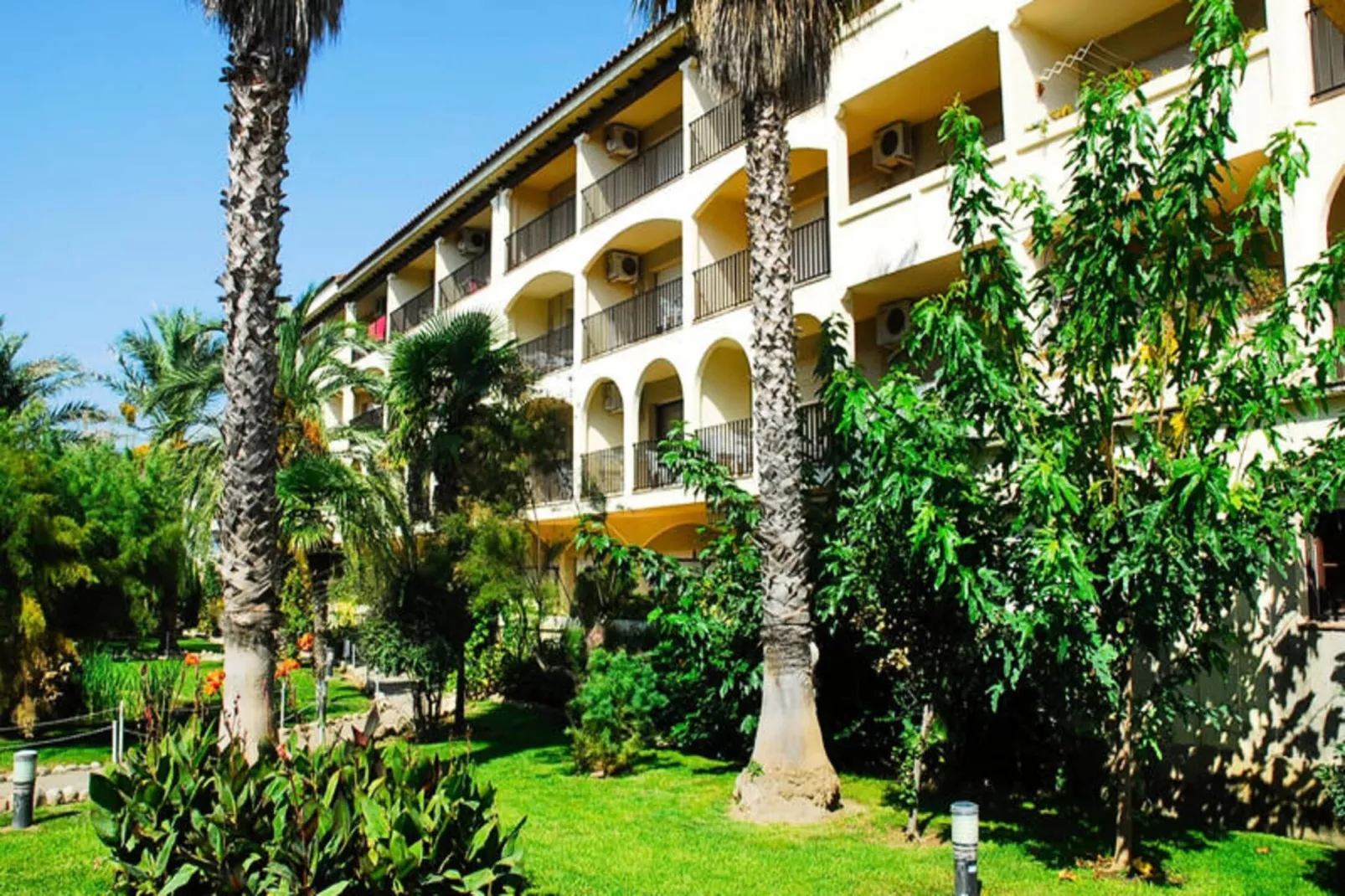 Appartements à L'Estartit-Buitenkant zomer