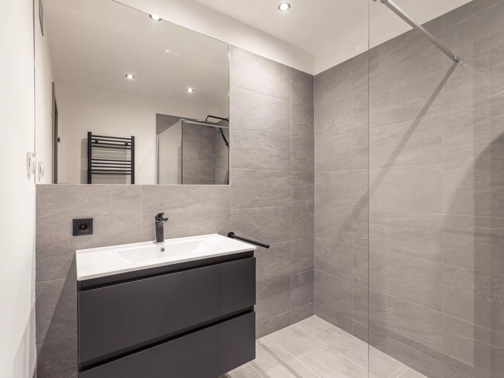 Juniorsuite bis zu 4 P &Wellnessbereich-Binnen