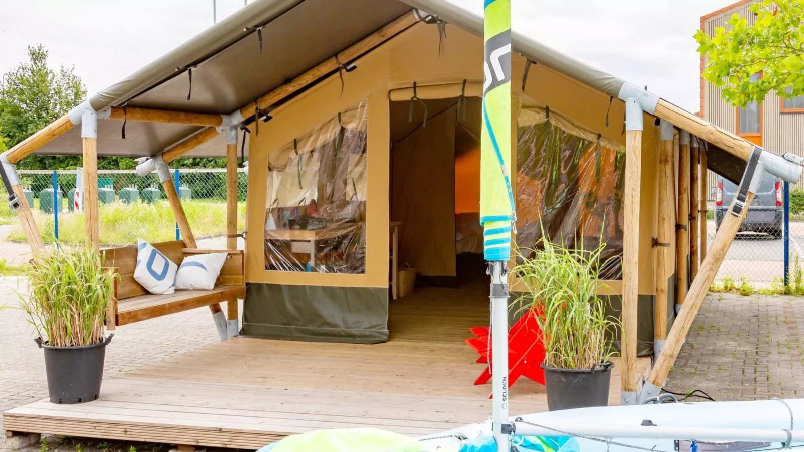 Safaritent in Heeg-Buitenkant zomer