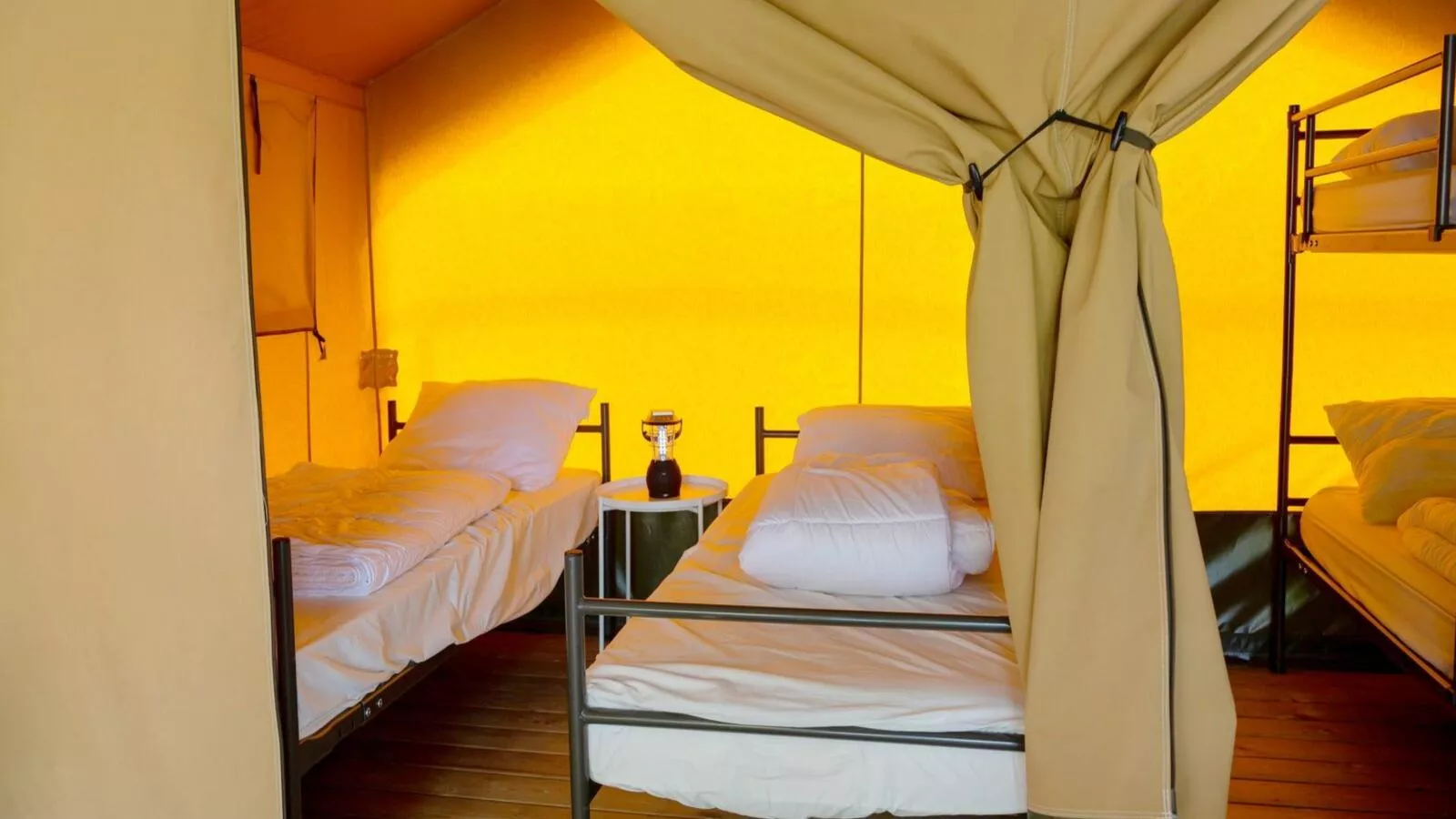Safaritent in Heeg-Slaapkamer