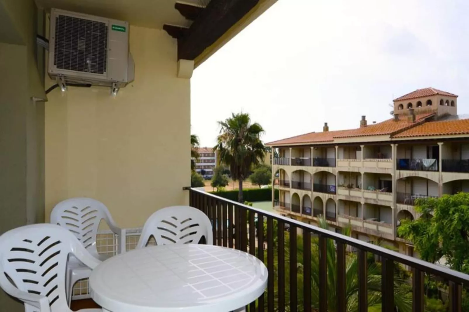 Appartements à L'Estartit-Buitenkant zomer