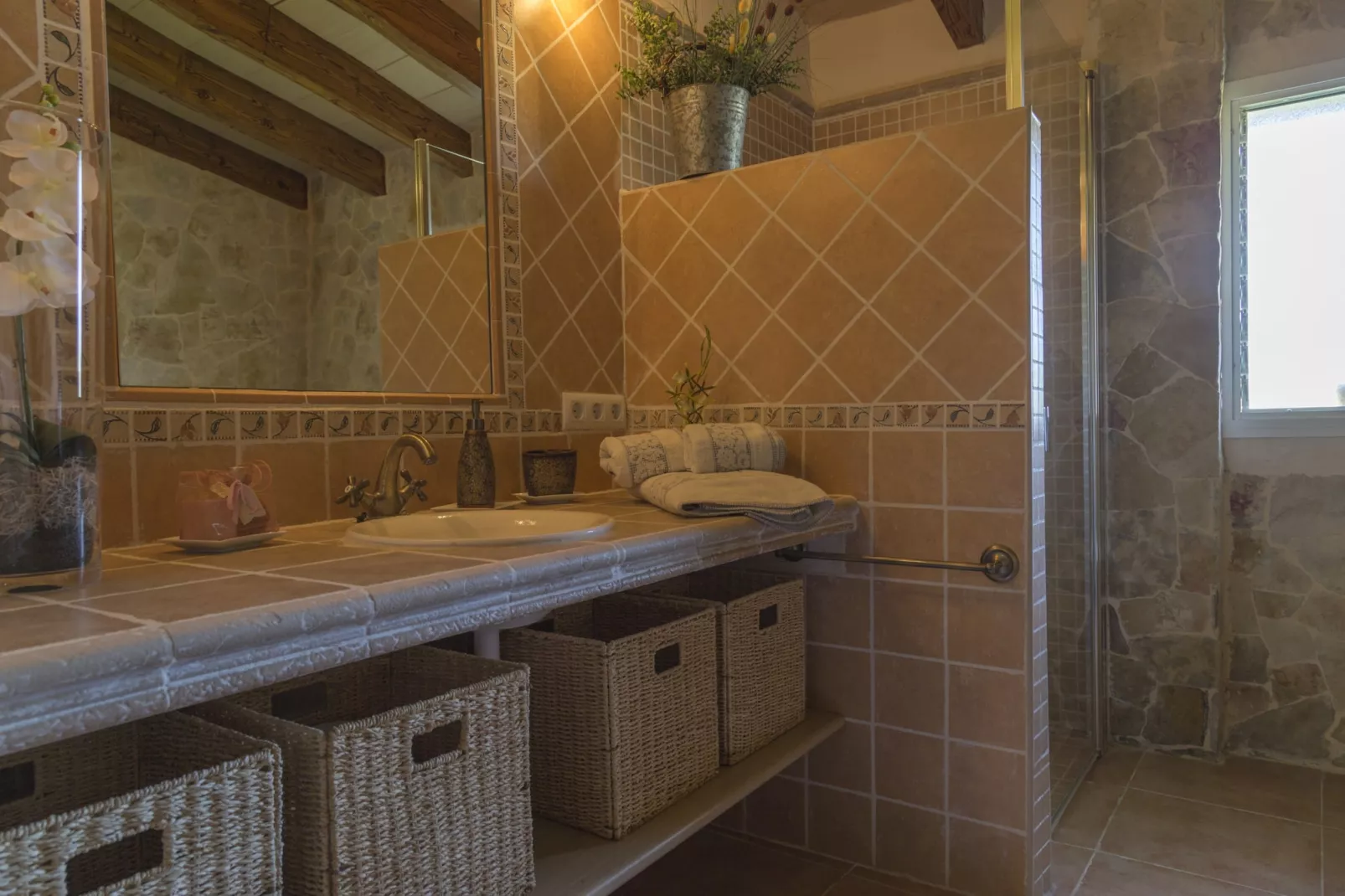 YourHouse Es Moyà des Pins, chalet with views to S-Badkamer