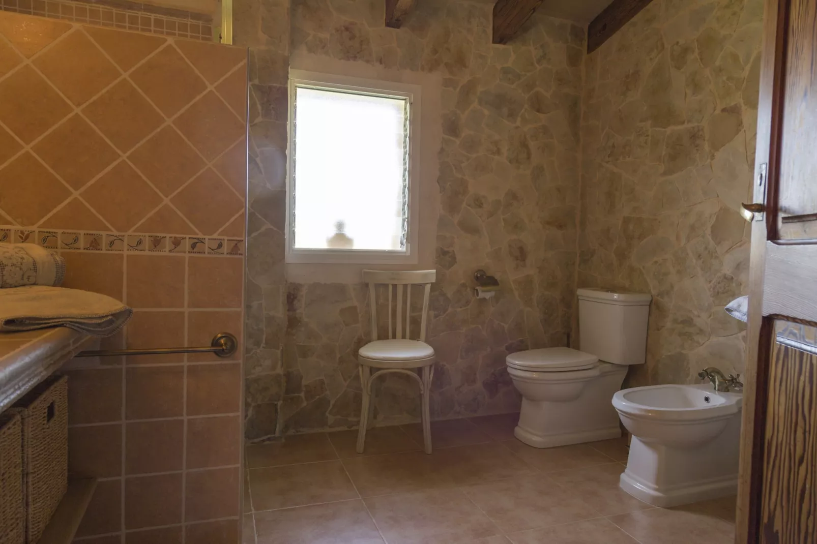 YourHouse Es Moyà des Pins, chalet with views to S-Badkamer