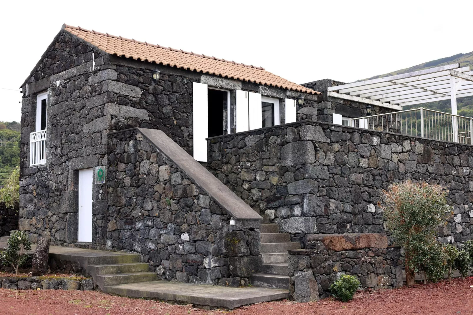Ferienhäuser Adegas do Pico in Prainha // Adega T2 70-90m2 / sea-Buitenkant zomer