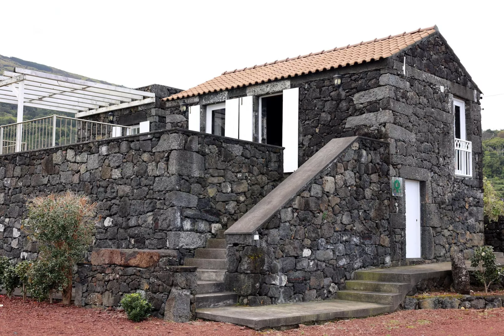 Ferienhäuser Adegas do Pico in Prainha // Adega T2 70-90m2 / sea-Buitenkant zomer