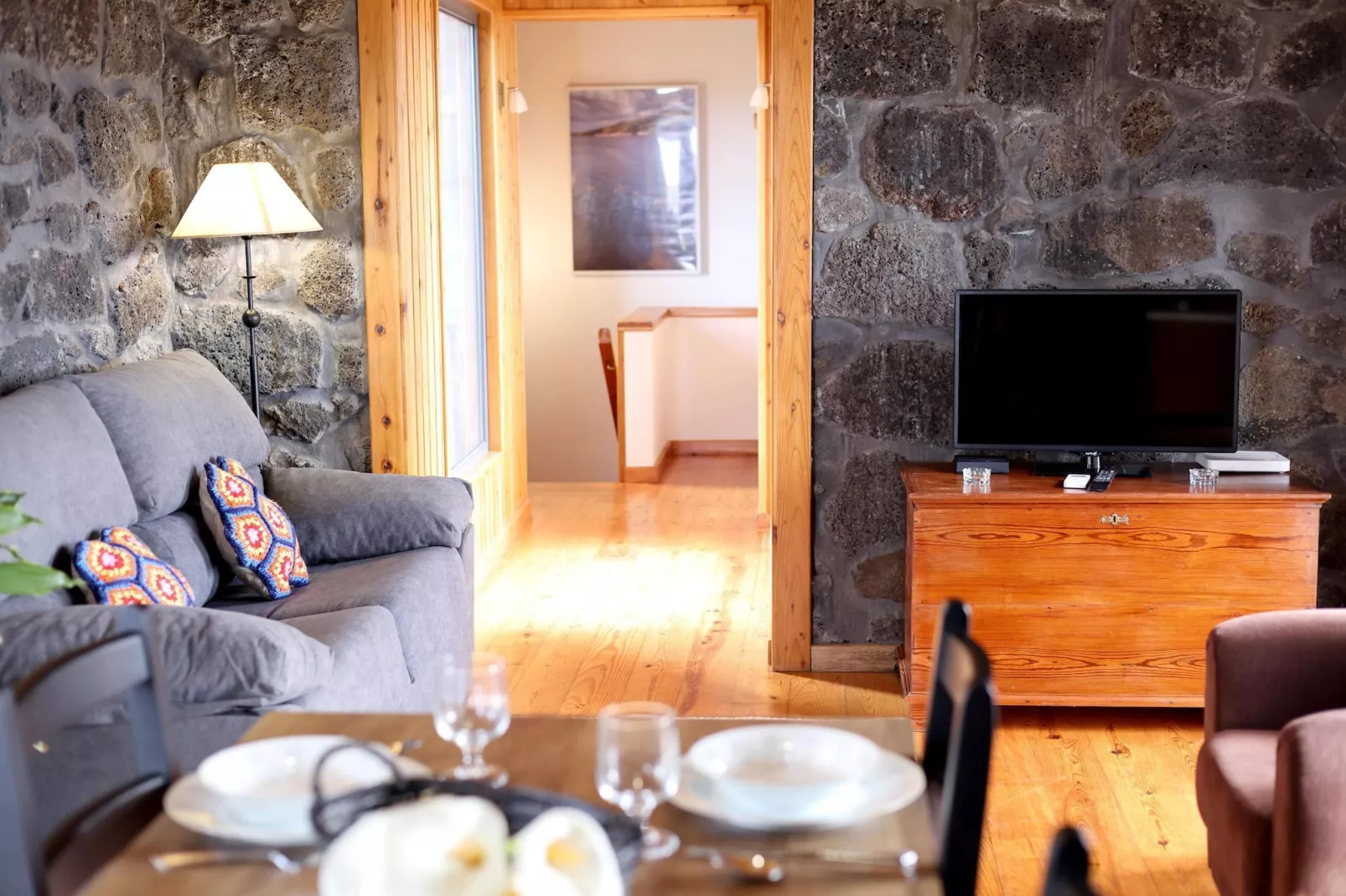 Ferienhäuser Adegas do Pico in Prainha // Adega T2 70-90m2 / sea-Woonkamer