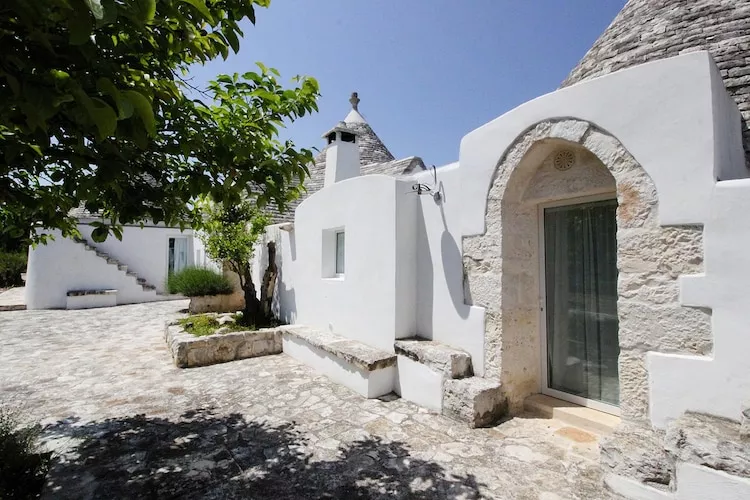 Trullo, Ostuni-Trullo I Giardini-Buitenkant zomer