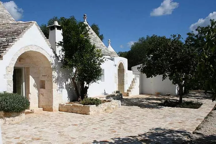 Trullo, Ostuni-Trullo I Giardini-Buitenkant zomer