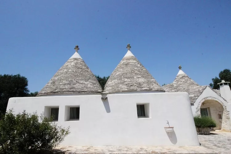 Trullo, Ostuni-Trullo I Giardini-Buitenkant zomer