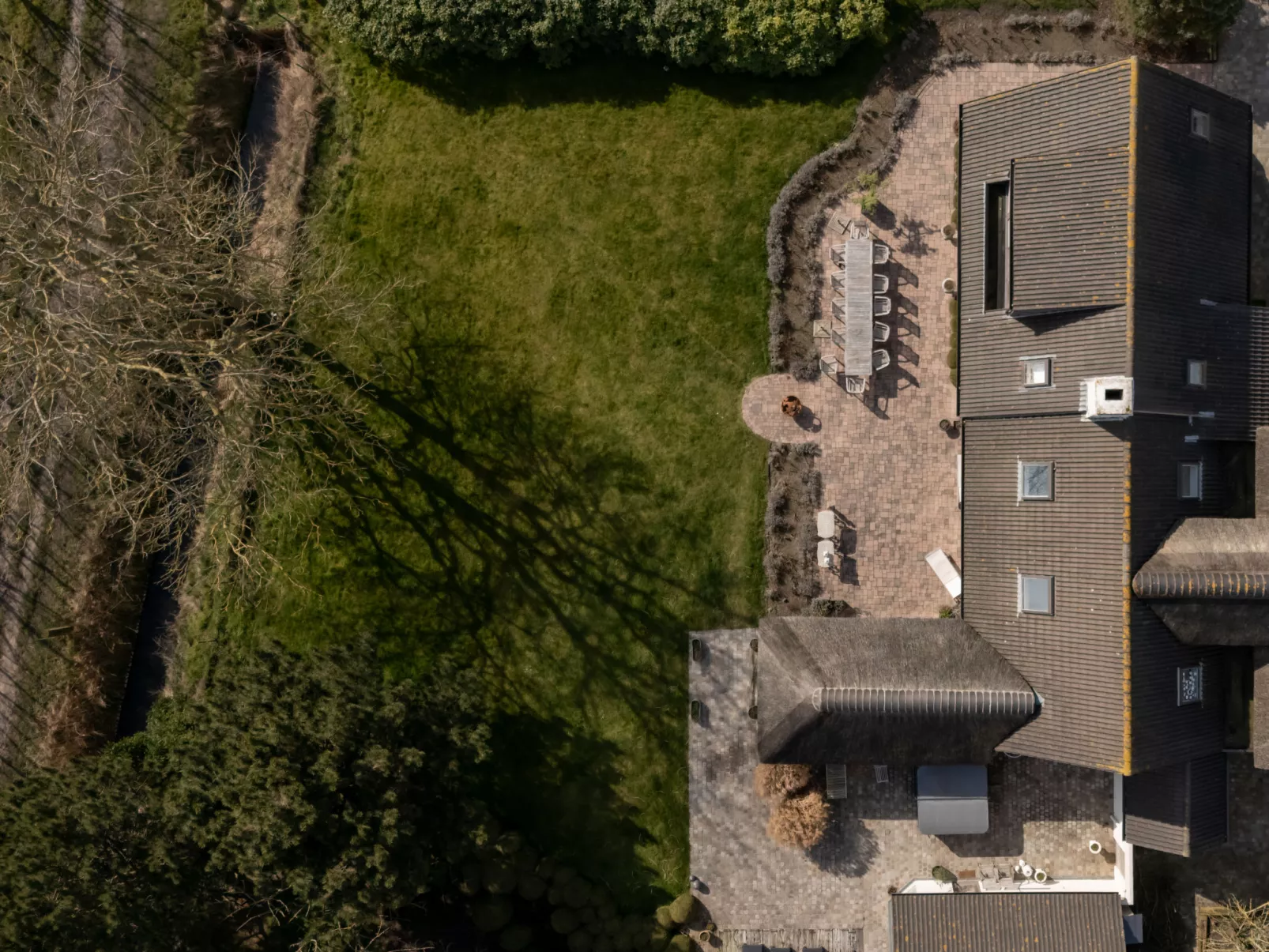 Villa Rosetree with sauna and pool table-Buiten