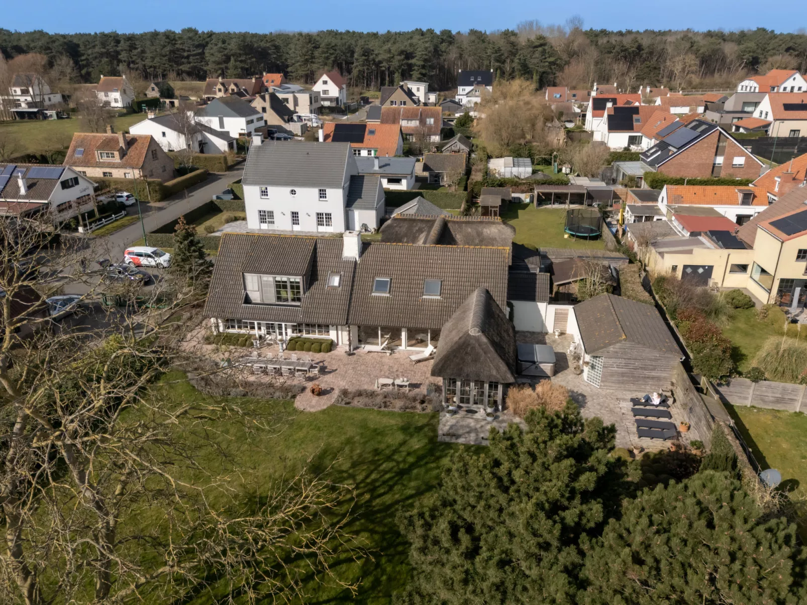 Villa Rosetree with sauna and pool table-Buiten