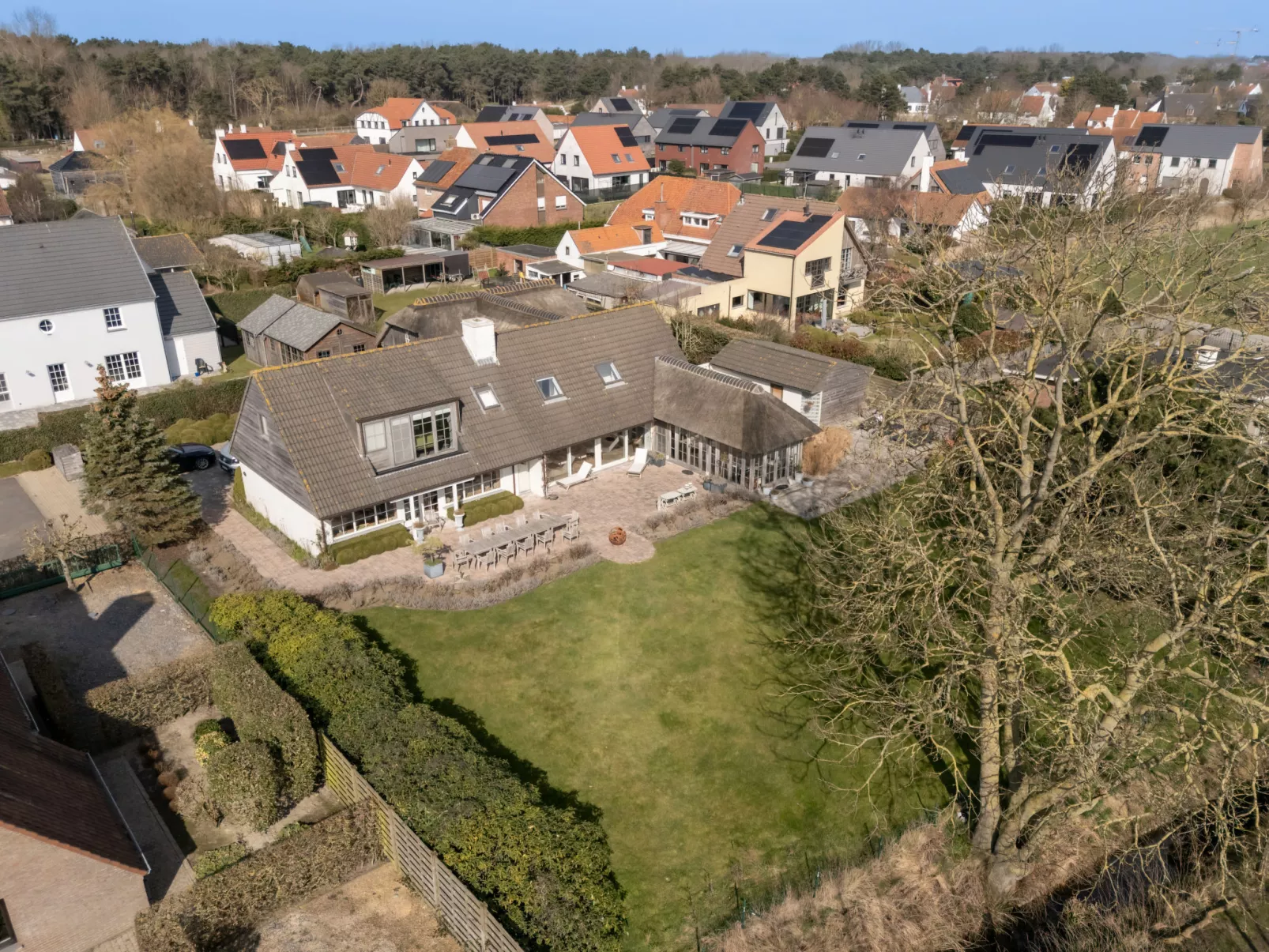 Villa Rosetree with sauna and pool table-Buiten
