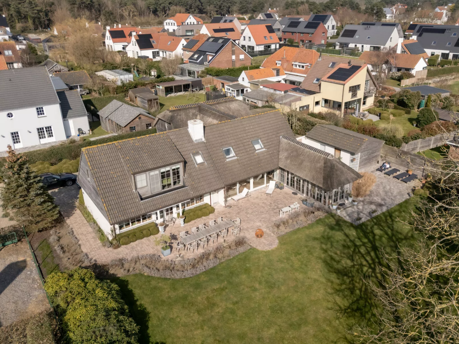 Villa Rosetree with sauna and pool table-Buiten