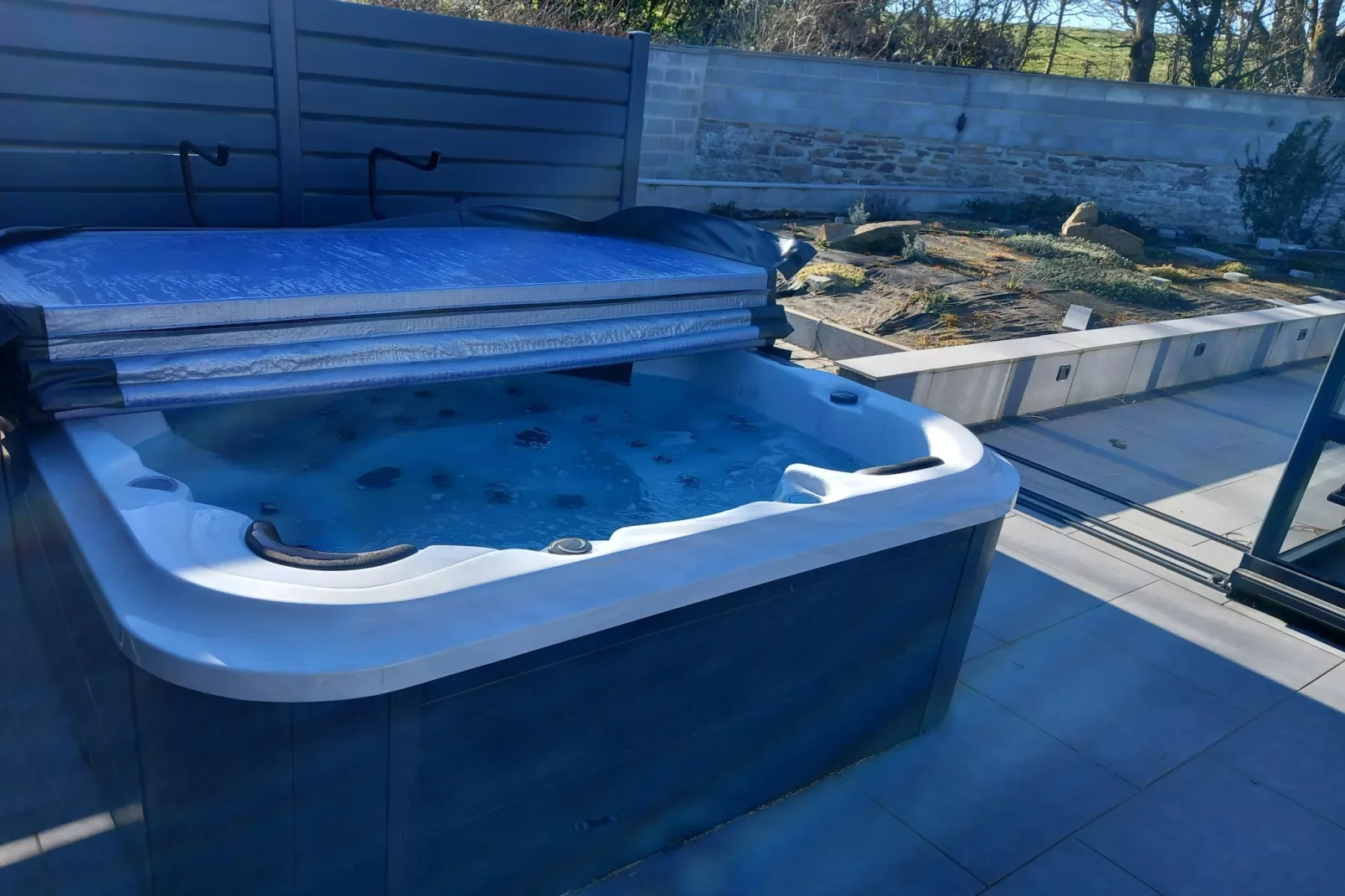 Gite à la ferme avec Piscine intérrieur  sauna et bains à remous-Wellness