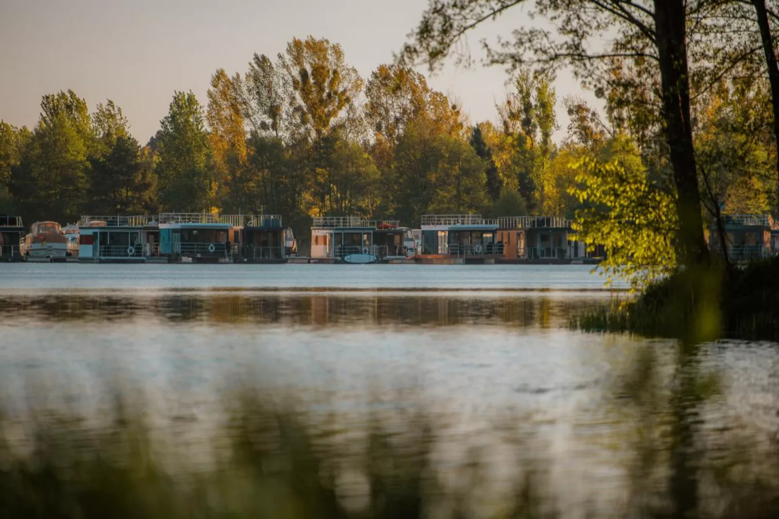 Hausboot in Zehdenick-Buitenkant zomer