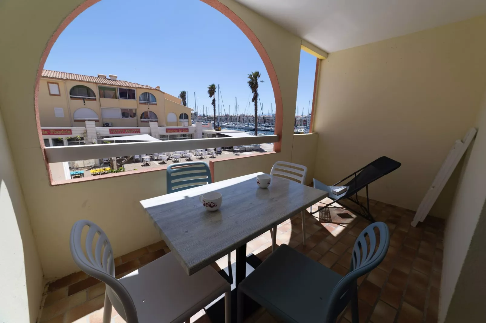Appartement 1 Pièce 3 Personnes 1  bébé Vue Port-Terrasbalkon