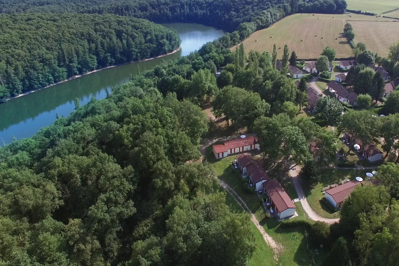 Gîte 3 Pièces 6 Personnes 1  bébé Roncière-Buitenkant zomer