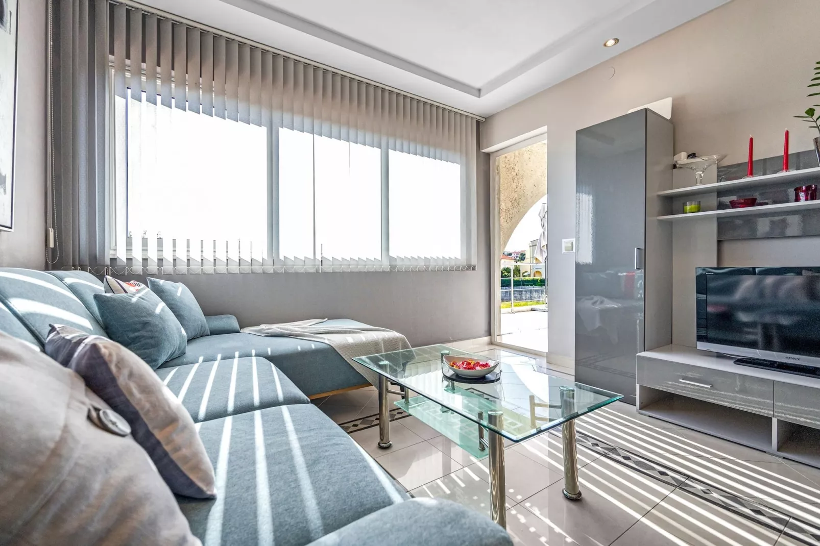 Blanka B2 - Shared Jacuzzi, Magical Garden-Woonkamer