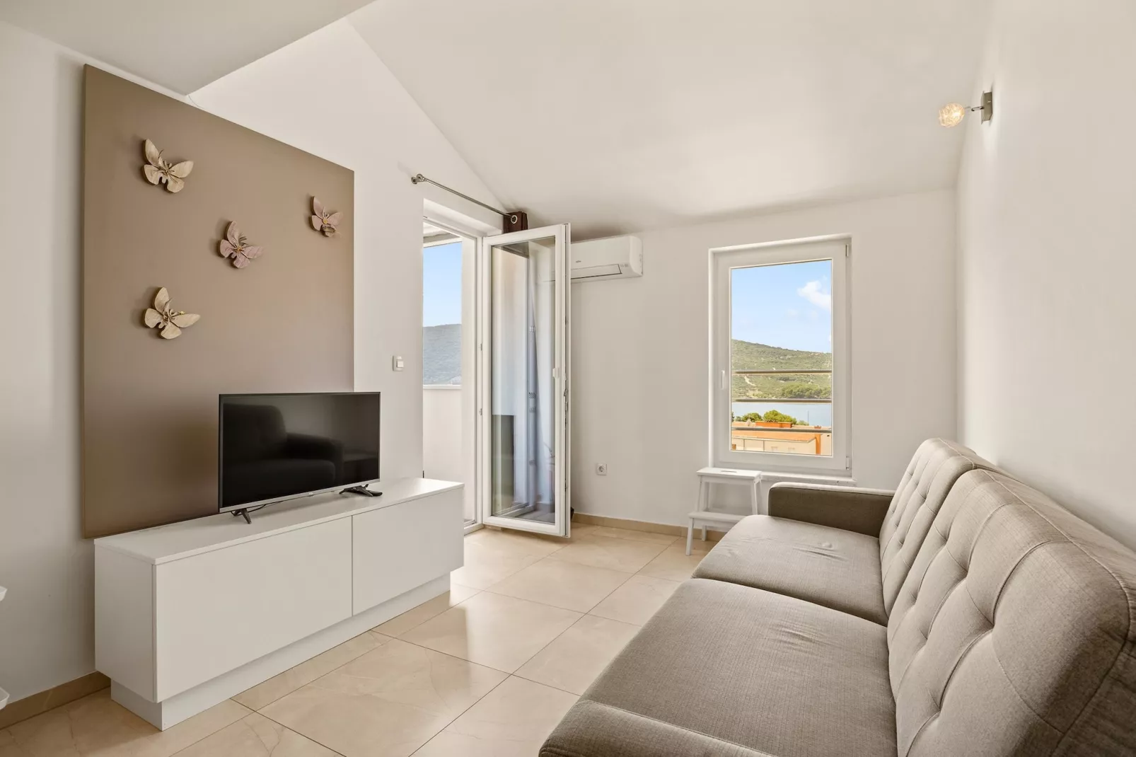 Apartment Paula with Sea View-Woonkamer