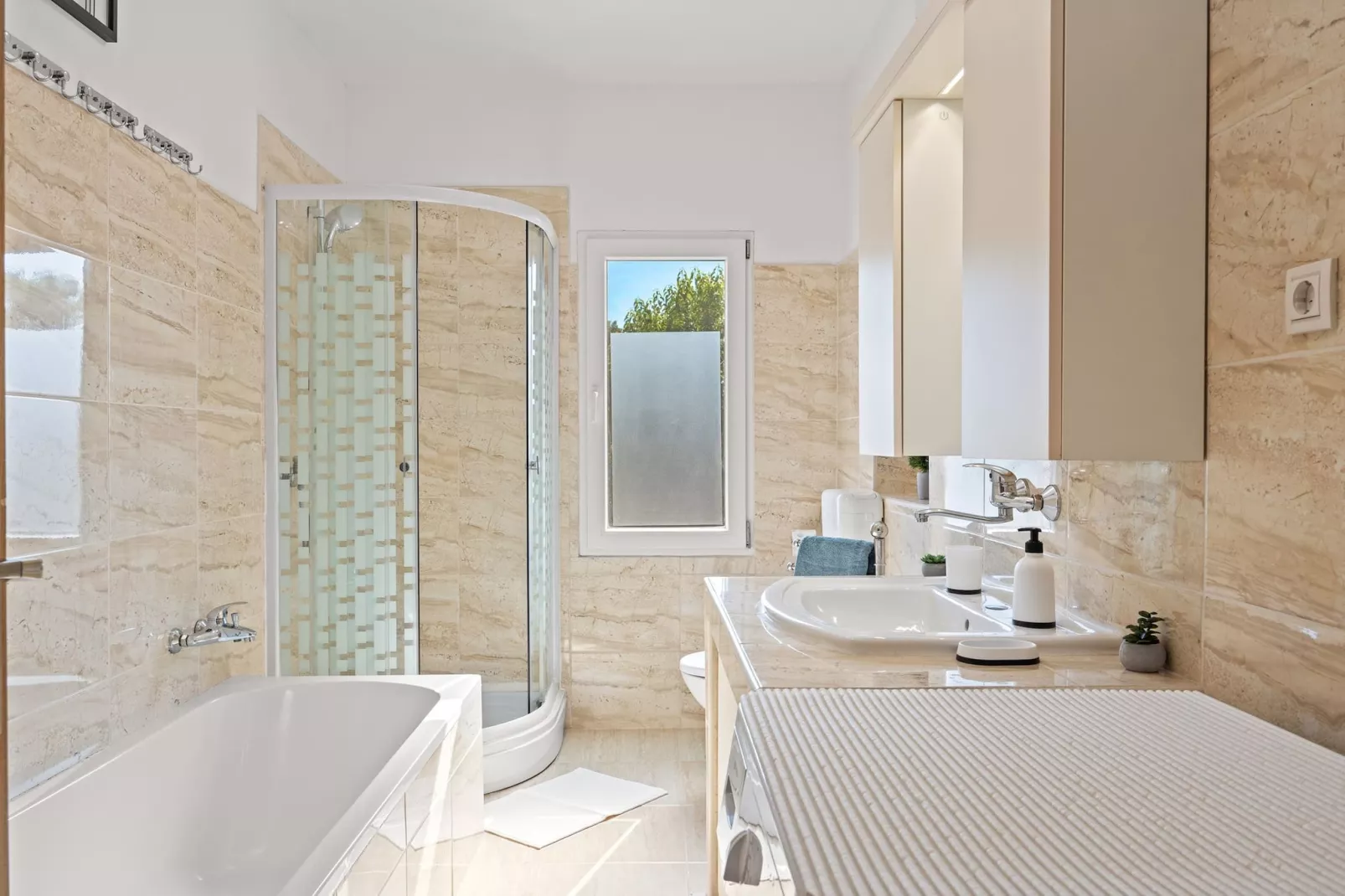 Kristijan & Jelena - Pool, Jacuzzi, Playground-Badkamer