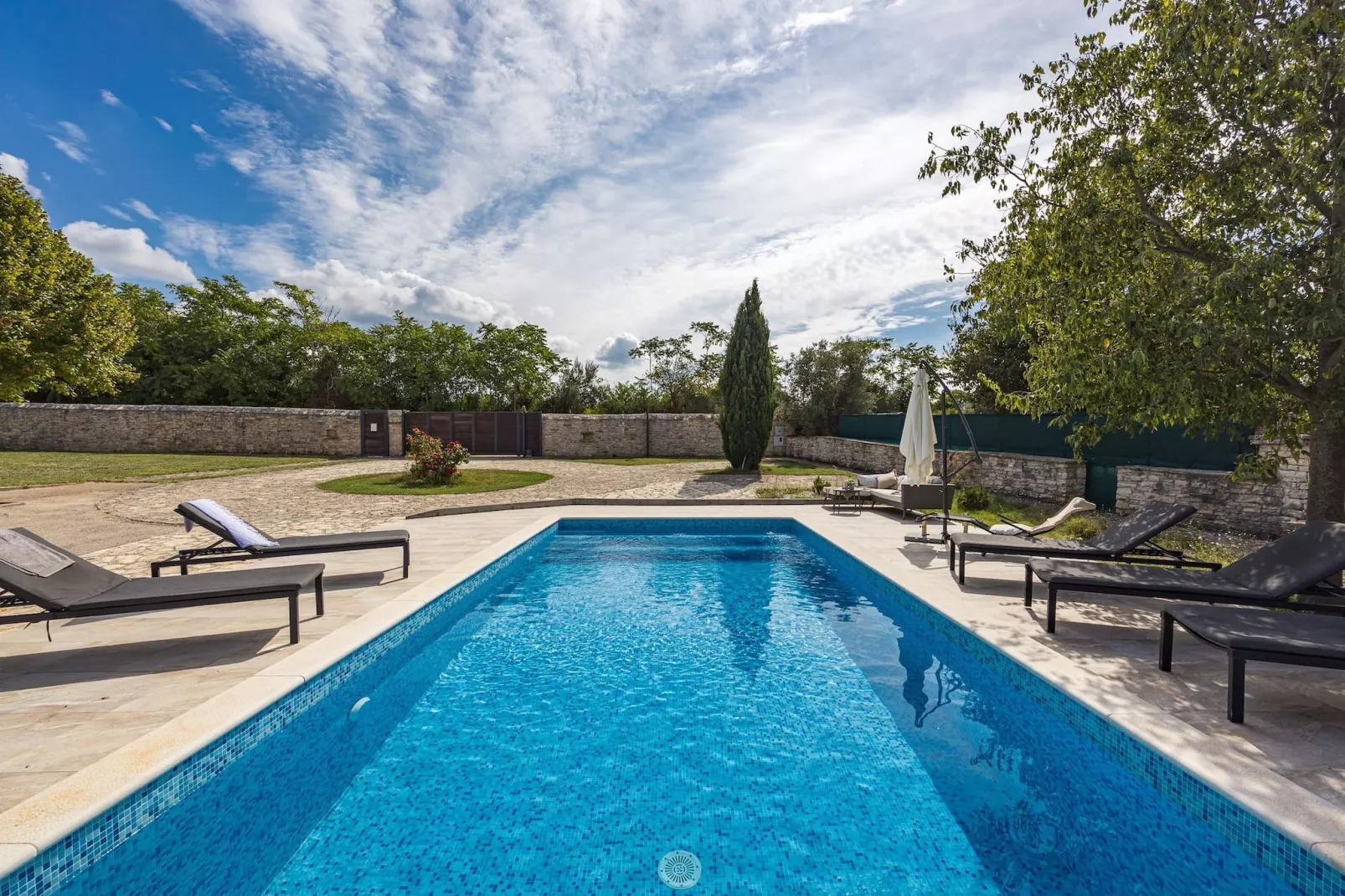 poolofhouse