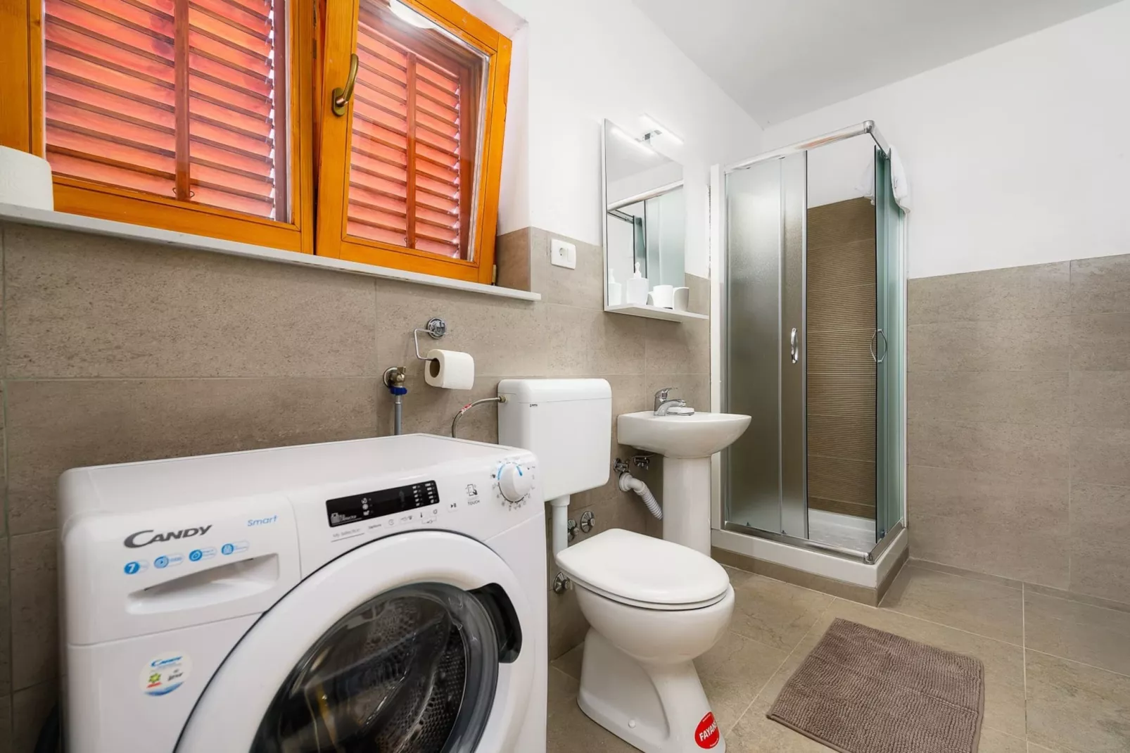 Apartment Lara with Swimming Pool - Paradiz-Badkamer