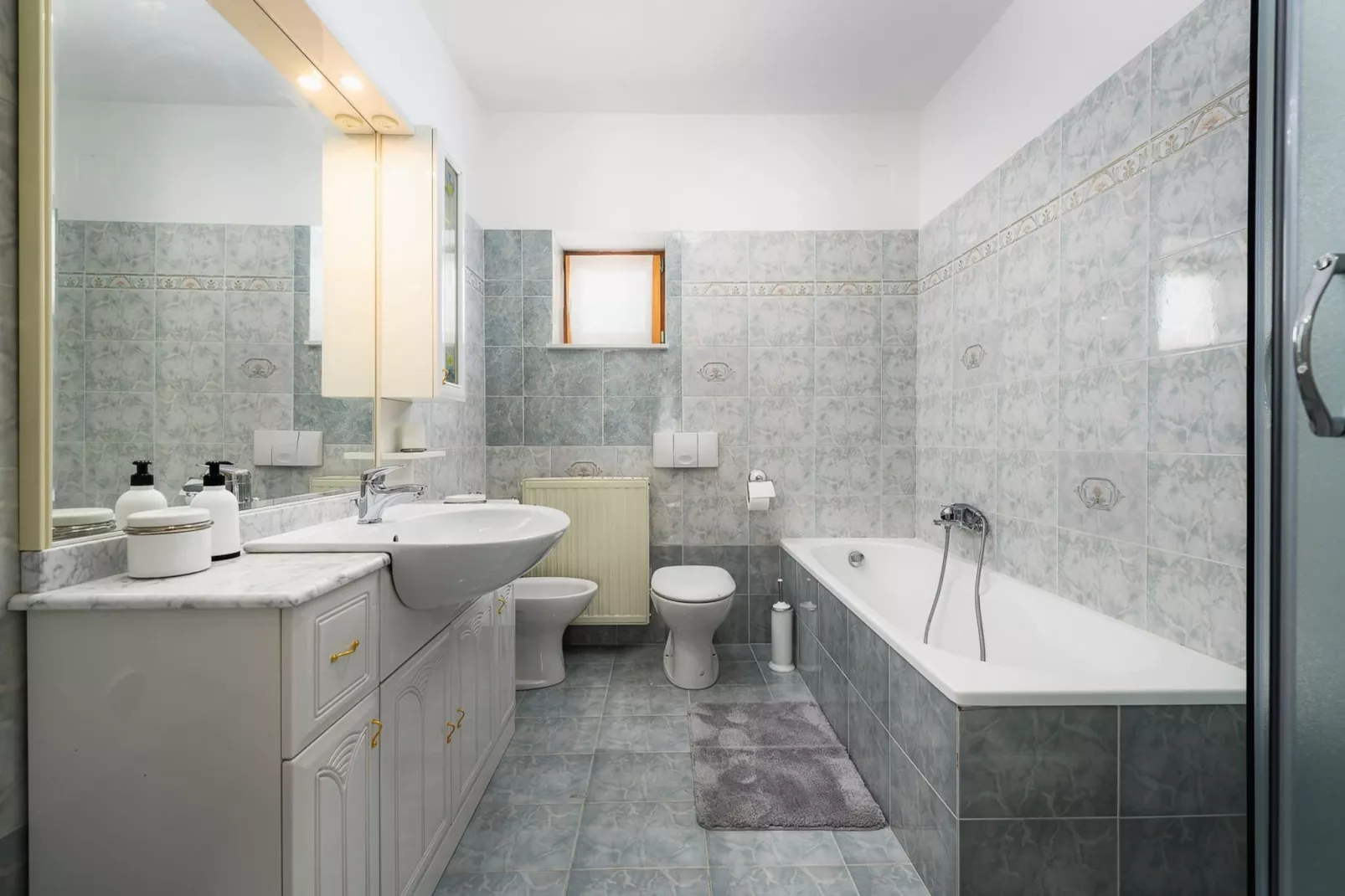Apartment Lara with Swimming Pool - Paradiz-Badkamer