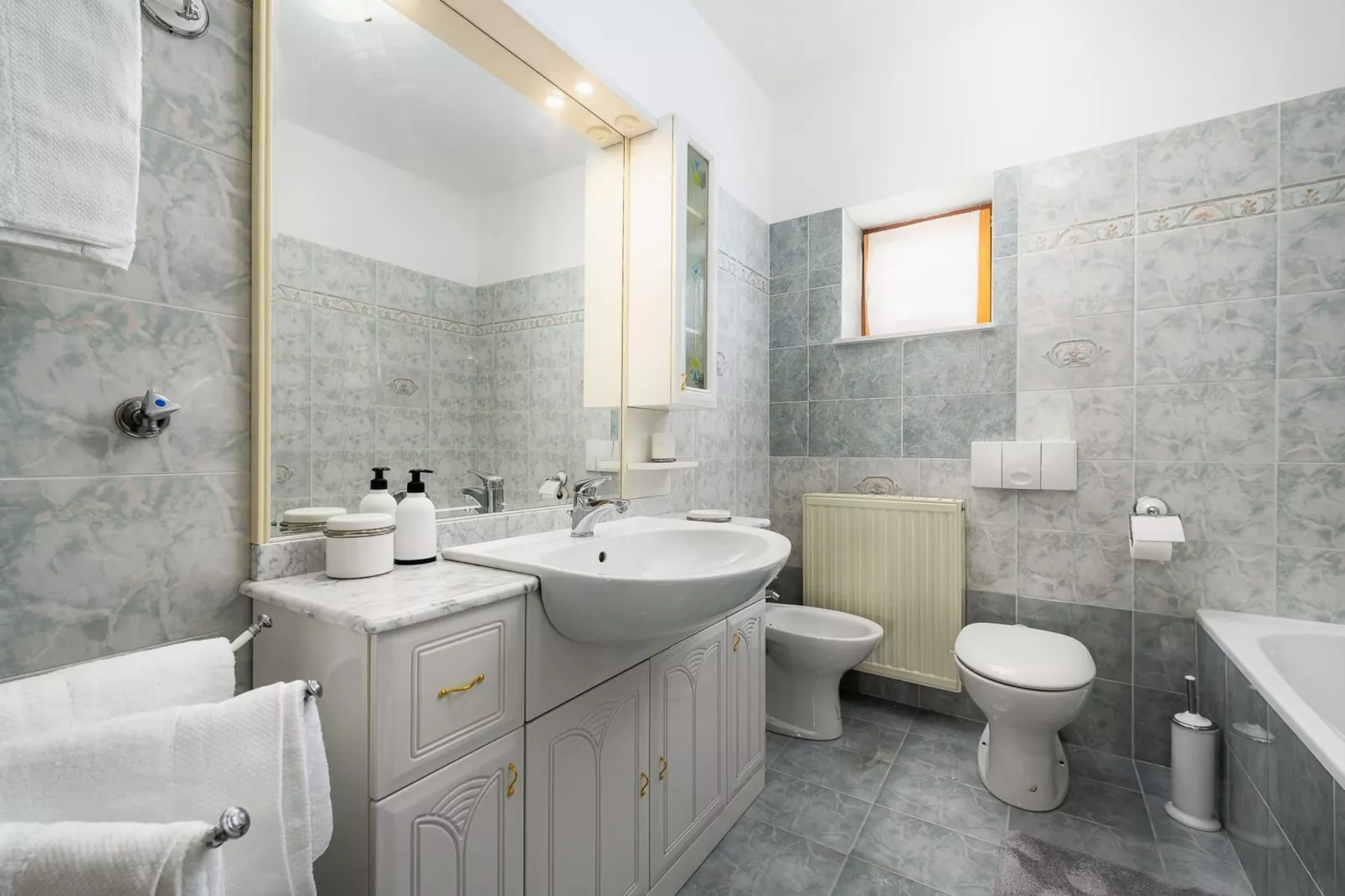 Apartment Lara with Swimming Pool - Paradiz-Badkamer